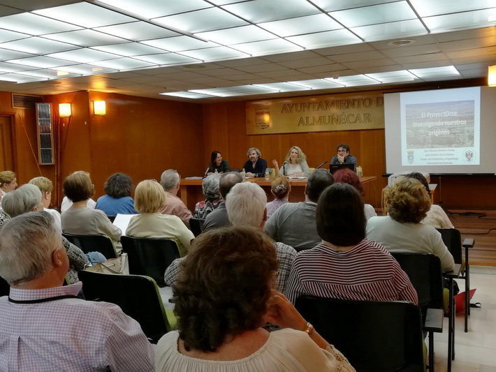 La alcaldesa reconoce la labor de los arqueólogos en las V Jornadas Arqueológicas que se han celebrado en Almuñécar